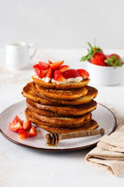Kahvaltı için süzme peynirli, ballı ve çilekli bir yığın Fransız tostu. Seçici odak