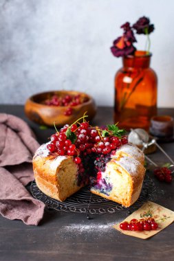 Kırmızı üzümlü lezzetli ev yapımı turta ve koyu gri kırsal arka planda taze üzümlü üzümlü. Yaz turtası ya da pişirme.