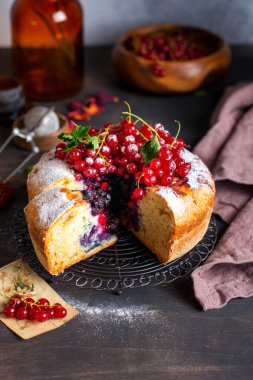 Kırmızı üzümlü lezzetli ev yapımı turta ve koyu gri kırsal arka planda taze üzümlü üzümlü. Yaz turtası ya da pişirme.