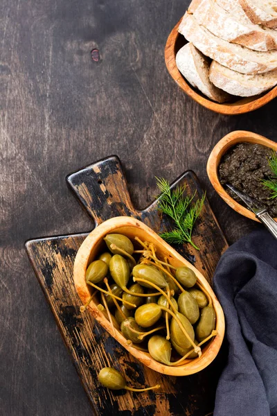 Capperi Scatola Piatto Legno Tapenade Pane Sfondo Antico Legno Scuro — Foto Stock