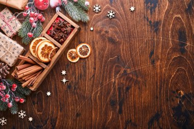 Firavun ağacı dekoru kırmızı ve yeşil Noel topları, noel kutlamalarınız için ağaç zemininde tarçın ve kuru portakal dilimleri. Kopyalama alanı olan üst görünüm. Noel tebrik kartı..
