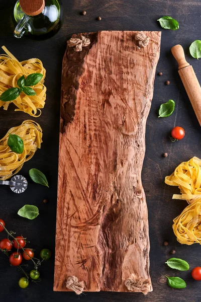 Tagliatelle Hausgemachte Nudeln Basilikumblätter Mehl Pfeffer Olivenöl Kirschtomaten Und Nudelholz — Stockfoto