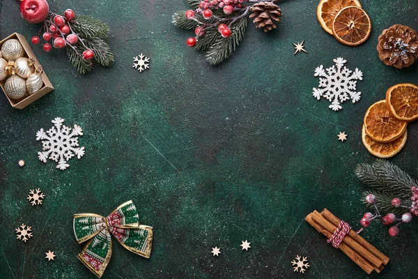 圣诞冷杉树枝 圣诞球 礼物盒 木制雪花和绿色混凝土石头背景上的星星为你的圣诞祝福 带有复制空间的顶部视图 圣诞贺卡 — 图库照片