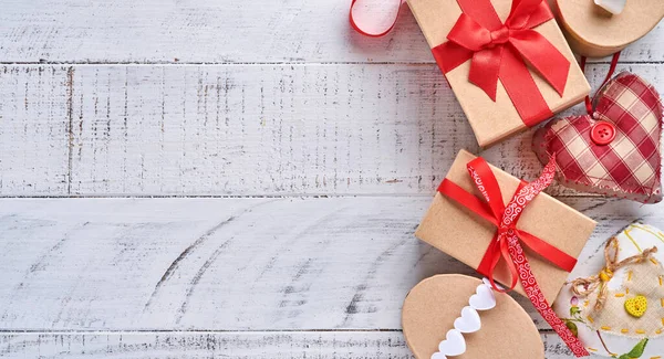 Tarjeta Felicitación San Valentín Con Caja Regalo Oropel Frente Pared —  Fotos de Stock