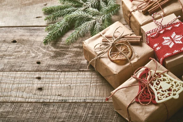 Χριστούγεννα Πρωτοχρονιά Φόντο Κλαδιά Ελάτης Μπάλες Χριστουγέννων Κουτί Δώρου Ξύλινες — Φωτογραφία Αρχείου
