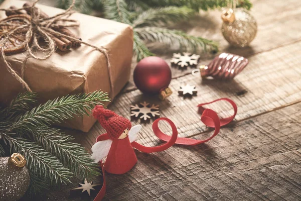 Grappige Kerst Engel Dennenboom Takken Geschenkdozen Winter Besneeuwde Achtergrond Met — Stockfoto