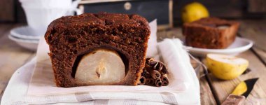 Çikolatalı kek ile armut ve eski ahşap zemin üzerine tarçın. Seçici odak.