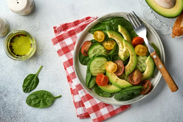 Abacate Vermelho Amarelo Tomate Cereja Preta Espinafre Pepino Salada Fresca — Fotografia de Stock