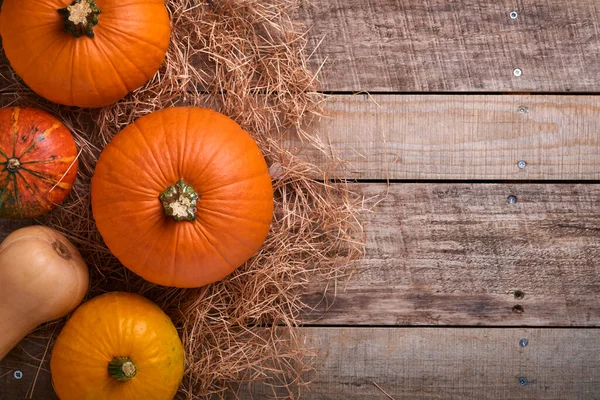 Kürnach Herbstliches Essen Mit Zimt Nüssen Und Saisonalen Gewürzen Auf — Stockfoto
