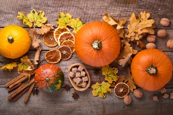 Kürnach Herbstliches Essen Mit Zimt Nüssen Und Saisonalen Gewürzen Auf — Stockfoto