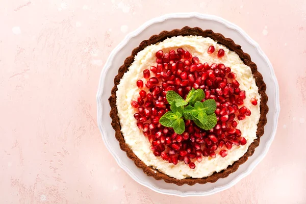Домашний Десертный Шоколадный Пирог Кокосовым Кремом Гранатом Мятой Розовом Фоне — стоковое фото