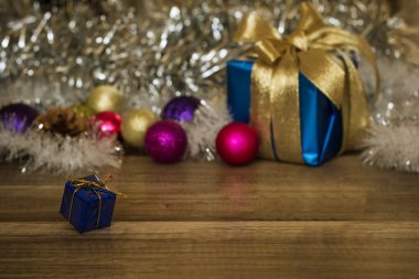 Burnunuzdaki ahşap zemin üzerine altın şerit ile Noel hediyeleri