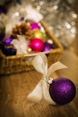 Burnunuzdaki ahşap zemin üzerine altın şerit ile Noel hediyeleri