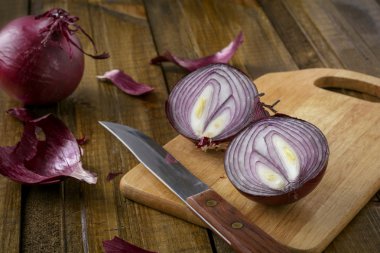 Ahşap zemin üzerinde kırmızı soğan.