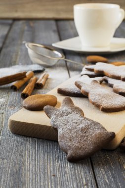 Paskalya tavşanları ginderbread kurabiye ahşap arka plan üzerinde. Seçici odak.
