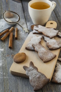 Paskalya tavşanları ginderbread kurabiye ahşap arka plan üzerinde. Seçici odak.