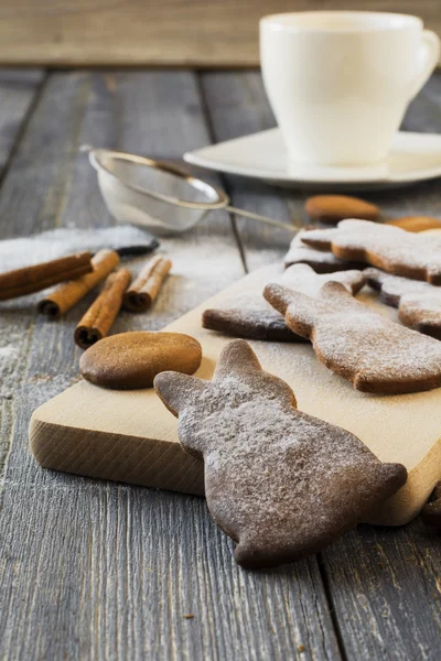 Paskalya tavşanları ginderbread kurabiye ahşap arka plan üzerinde. Seçici odak.