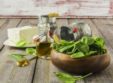 Zeytinyağı ve beyaz peynir ile Çiğ ıspanak.