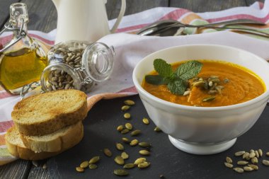 Basit çorba havuç zencefil üzerinde eski bir ahşap masa arka plan ile. Seçici odak.