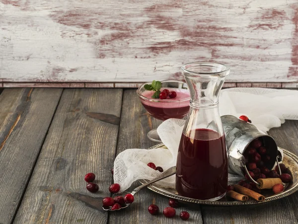 Suco de cranberry, geleia de cranberry e cranberry congelado em um fundo de mesa antigo.Foco seletivo . — Fotografia de Stock
