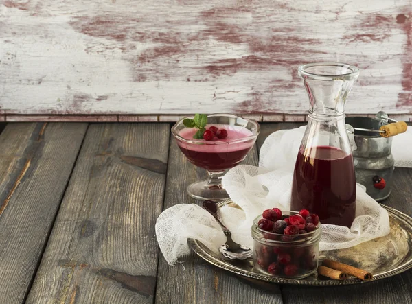 Cranberry congelado, geleia de cranberry e suco de cranberry em um fundo de mesa antigo.Foco seletivo . — Fotografia de Stock