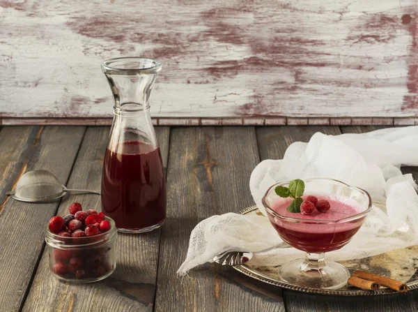 Geléia de cranberry, suco de cranberry e cranberry congelado em um fundo de mesa antigo.Foco seletivo . — Fotografia de Stock