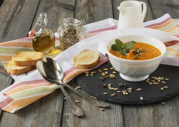 Sopa simples de cenouras com gengibre em um velho fundo de mesa de madeira.Foco seletivo . — Fotografia de Stock