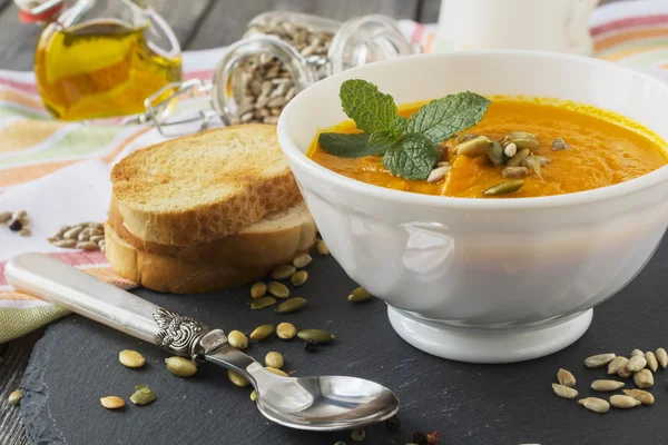 Einfache Karottensuppe mit Ingwer auf einem alten Holztisch.. — Stockfoto