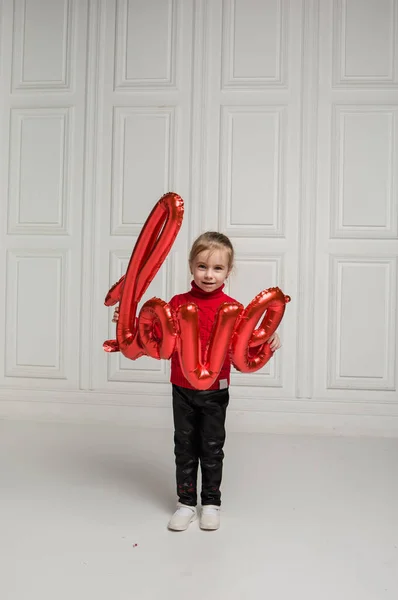 Liten Flicka Som Håller Röd Kärlek Ballong Vit Bakgrund — Stockfoto