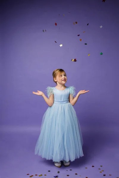 Liten Flicka Lång Blå Prinsessa Klänning Fångar Flygande Konfetti Med — Stockfoto