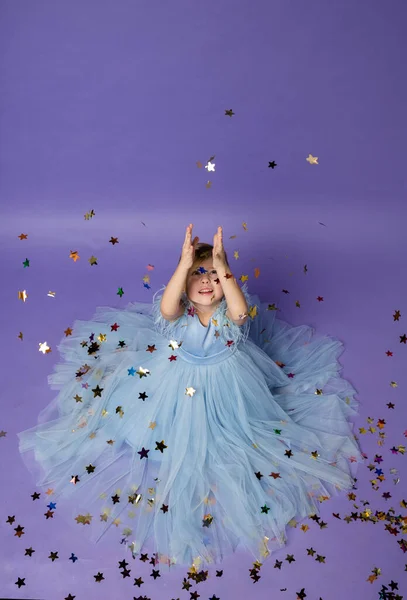 Ein Kleines Mädchen Blauen Prinzessinnenkleid Sitzt Auf Dem Boden Und — Stockfoto