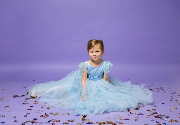 Schöne Kleine Blonde Mädchen Einem Geschwollenen Prinzessinnenkleid Sitzt Mit Konfetti — Stockfoto