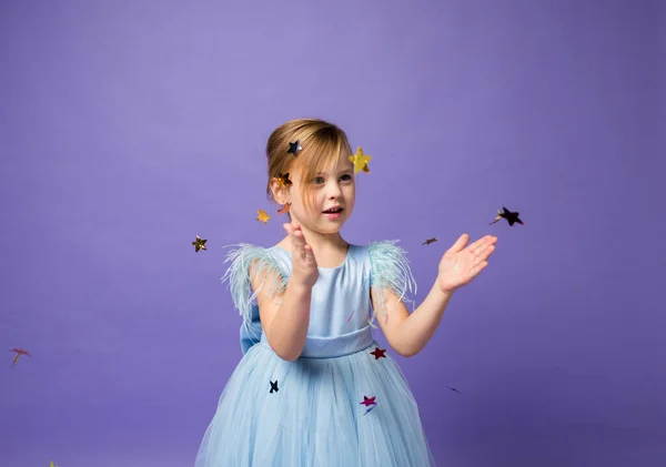 Porträt Eines Kleinen Schönen Mädchens Das Fliegendes Konfetti Auf Lila — Stockfoto