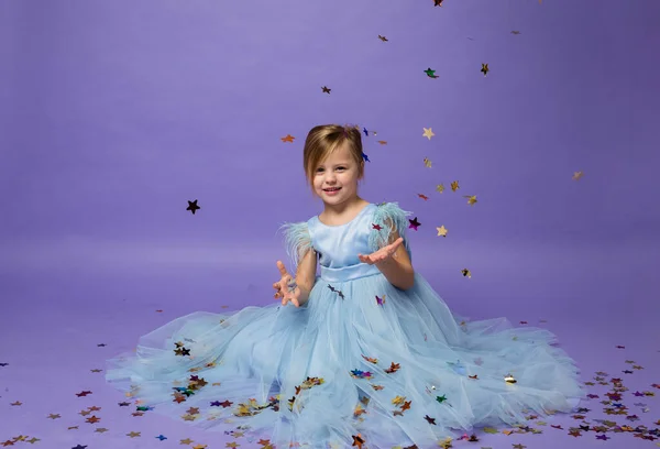 Ein Kleines Mädchen Sitzt Einem Wunderschönen Prinzessinnenkleid Und Fängt Konfetti — Stockfoto