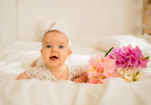 Bir Buket Çiçekle Yatağa Uzanmış Mayo Giymiş Küçük Bir Kız — Stok fotoğraf