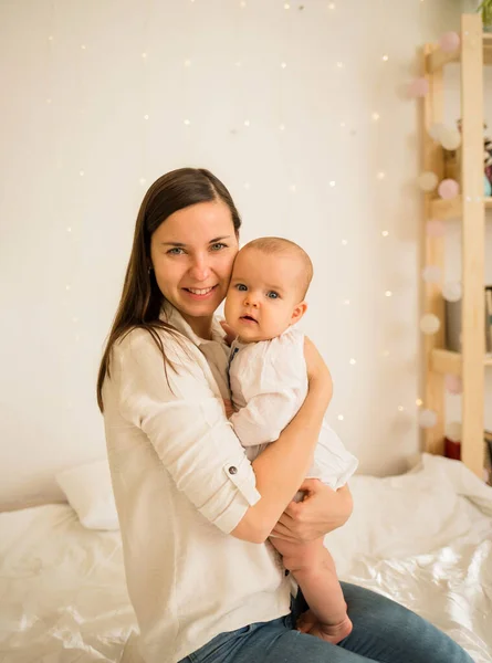 Mutter Umarmt Ihre Kleine Tochter Auf Dem Bett Sitzend — Stockfoto