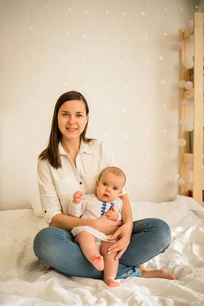 Mamma Och Dotter Sitter Vit Filt Sängen — Stockfoto