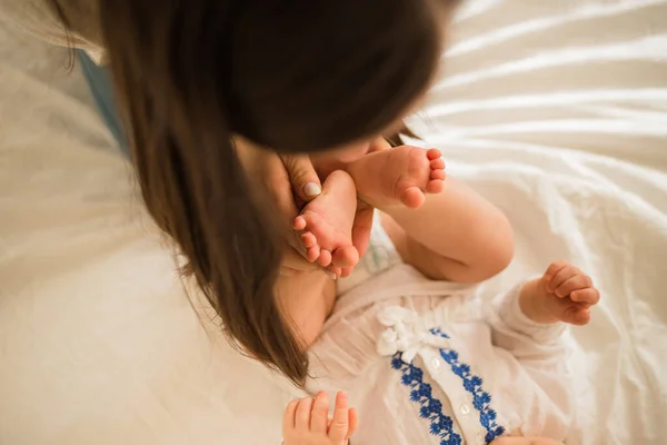 Mutter Küsst Baby Die Fersen Von Oben — Stockfoto