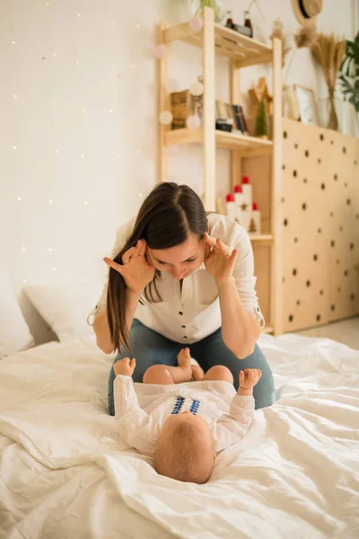Mutter Spielt Mit Ihrer Tochter Auf Einer Weißen Decke Auf — Stockfoto