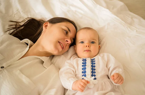 Mutter Liegt Mit Ihrer Tochter Auf Einer Weißen Decke Auf — Stockfoto