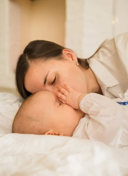 Mutter Küsst Ihre Tochter Auf Der Weißen Decke Auf Dem — Stockfoto