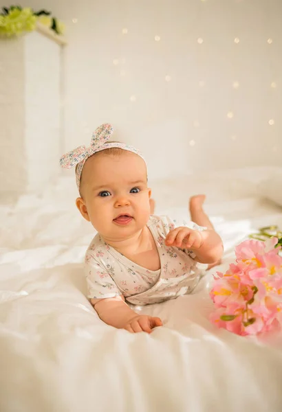 Mooi Baby Meisje Ligt Bodysuit Naast Bloemen Het Bed — Stockfoto