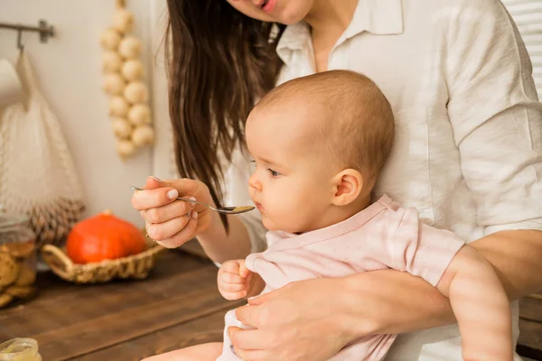 Mädchen Isst Apfelmus Mit Löffel Der Küche — Stockfoto