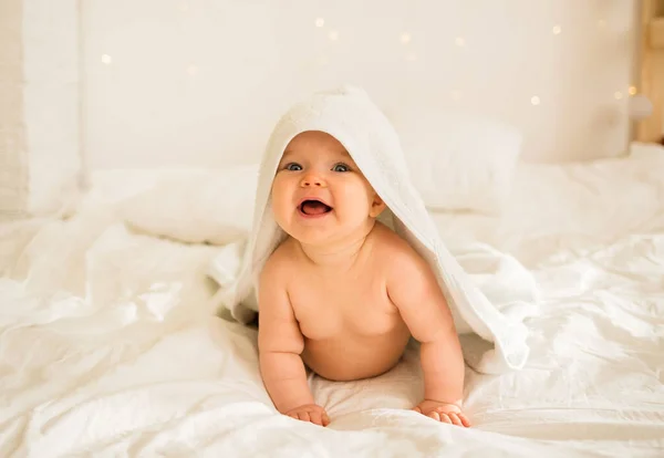 Uma Menina Está Deitada Uma Toalha Banho Deitada Cobertor Branco — Fotografia de Stock