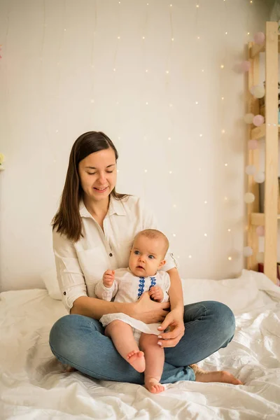 Mamma Med Liten Dotter Sitter Vit Filt Sängen Rummet — Stockfoto