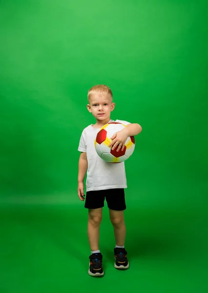 Een Kleine Jongen Voetballer Een Wit Shirt Korte Broek Houdt — Stockfoto