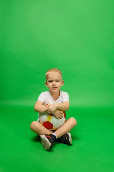 Een Kleine Jongen Voetballer Een Wit Shirt Korte Broek Zit — Stockfoto