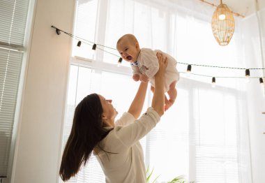 Anne kızını odaya kusuyor. Mutlu annelik.