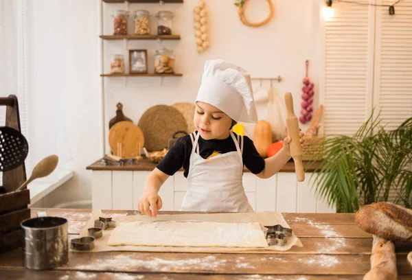 Menino Traje Chef Senta Uma Mesa Com Rolo Massa Cozinha — Fotografia de Stock