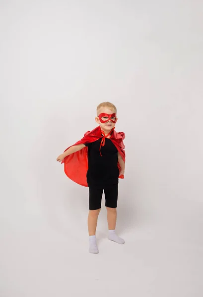 Kleine Jongen Een Superheld Kostuum Een Witte Achtergrond Met Ruimte — Stockfoto